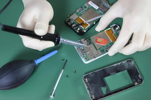 Apple Telefon Tamircisi Ataşehir: iPhone’unuzu Güvenilir Ellere Teslim Edin